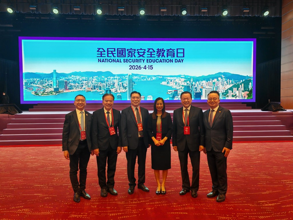 陳曼琪（右三）引述國家主席習近平指，維護國家主權、安全、發展利益是「一國兩制」方針的最高原則。