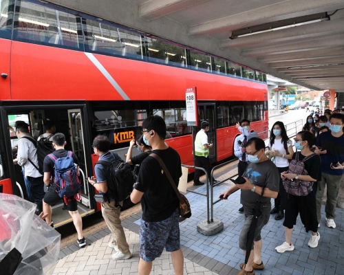 紅隧巴士站有大批市民到等車返工,部分巴士站「打蛇餅」。