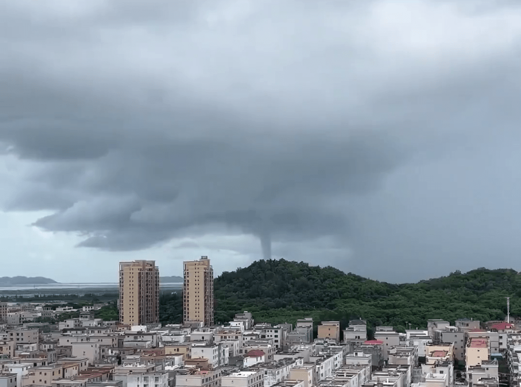 福建東山縣出現「水龍捲」，連接天上烏雲如漏斗。