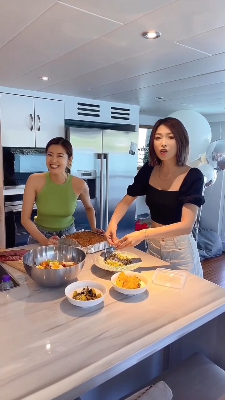 陈自瑶与连诗雅为船P准备食物，透露今次是黄翠如的惊喜生日party。