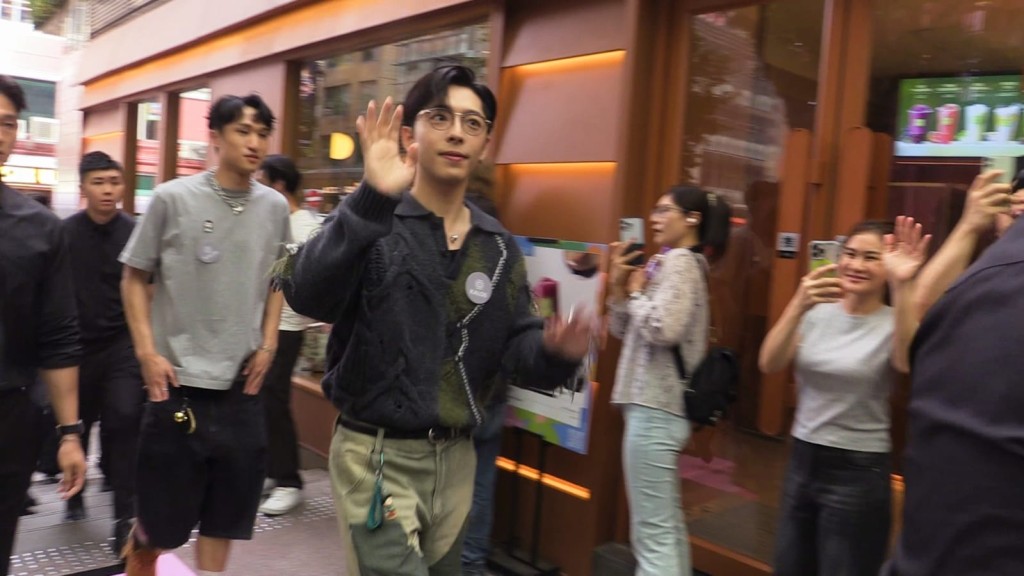 Edan離開時不停揮手，再引起騷動。