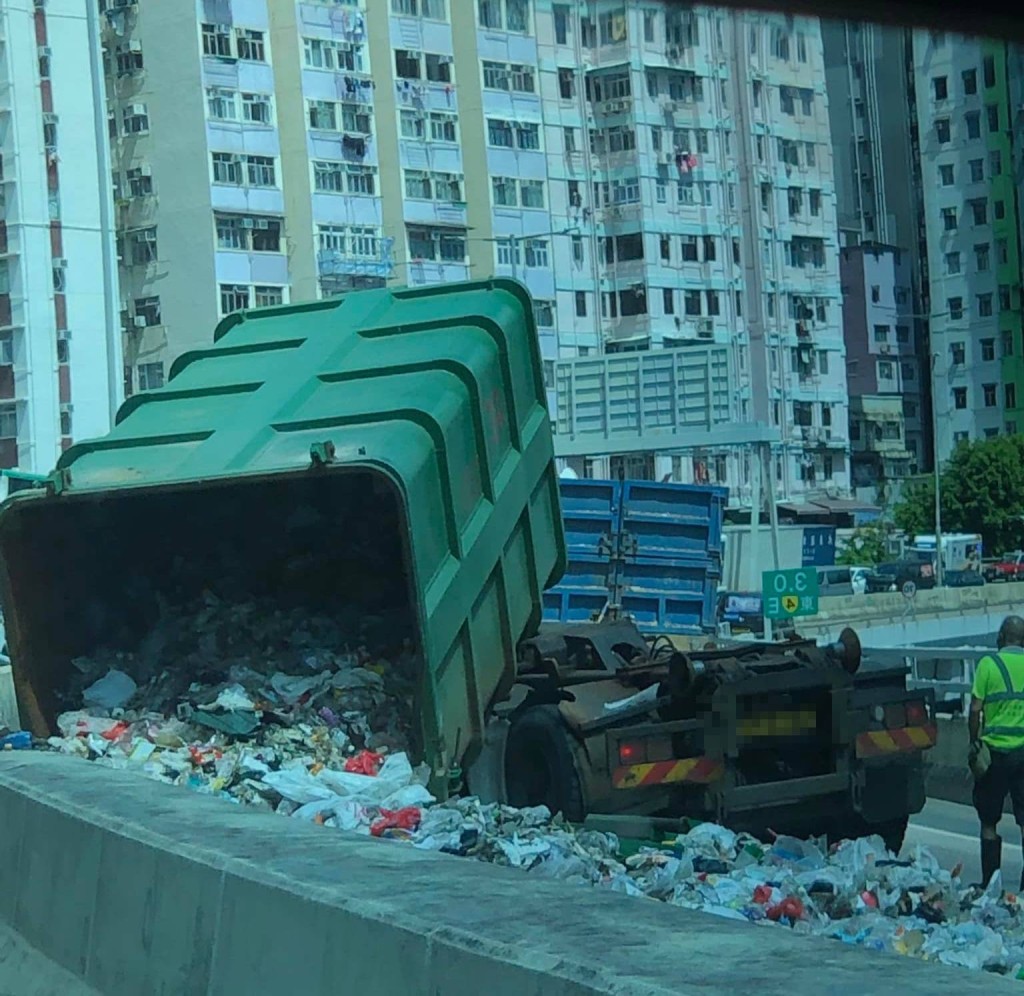 垃圾傾瀉至路面。FB群組馬路的事討論區圖片