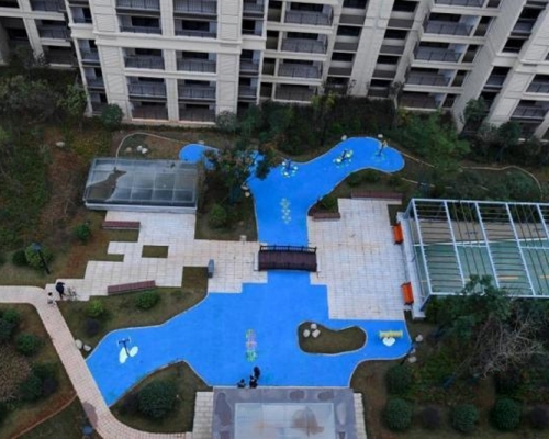 湖南長沙北辰中央公園內的一個藍色「塑料人工湖」引發網民熱議。(網圖)