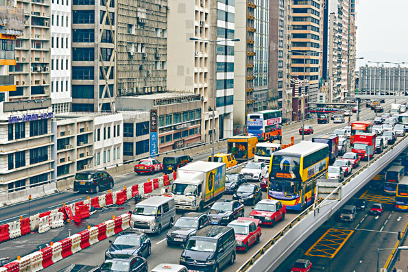 ■中环湾仔绕道在早上繁忙时间，东行线由林士街天桥开始出现挤塞，车龙更一度影响西隧。