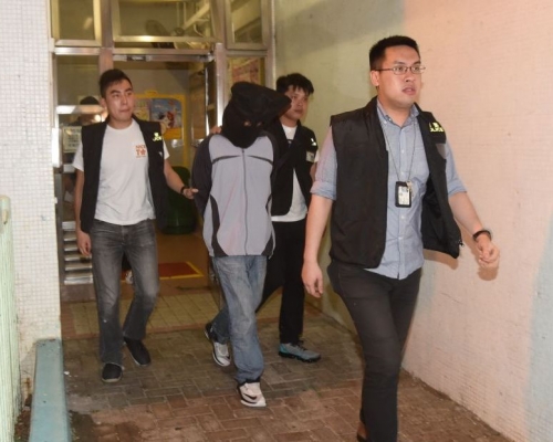 警方晚上將疑犯押返住所搜證。徐裕民攝