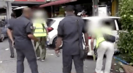 馬來西亞房屋及地方政府部長倪可敏周三（18日）表示，新例推行至今，全國已有1,054名「垃圾蟲」被捕，當中包括當地人及外籍遊客。八度空间华语新闻畫面截圖