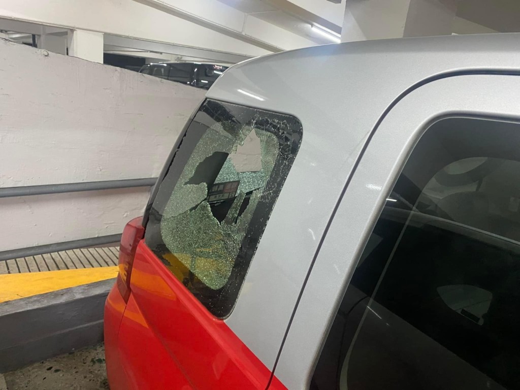 後方及側邊車窗破裂出現一個大洞。車cam L（香港群組）FB