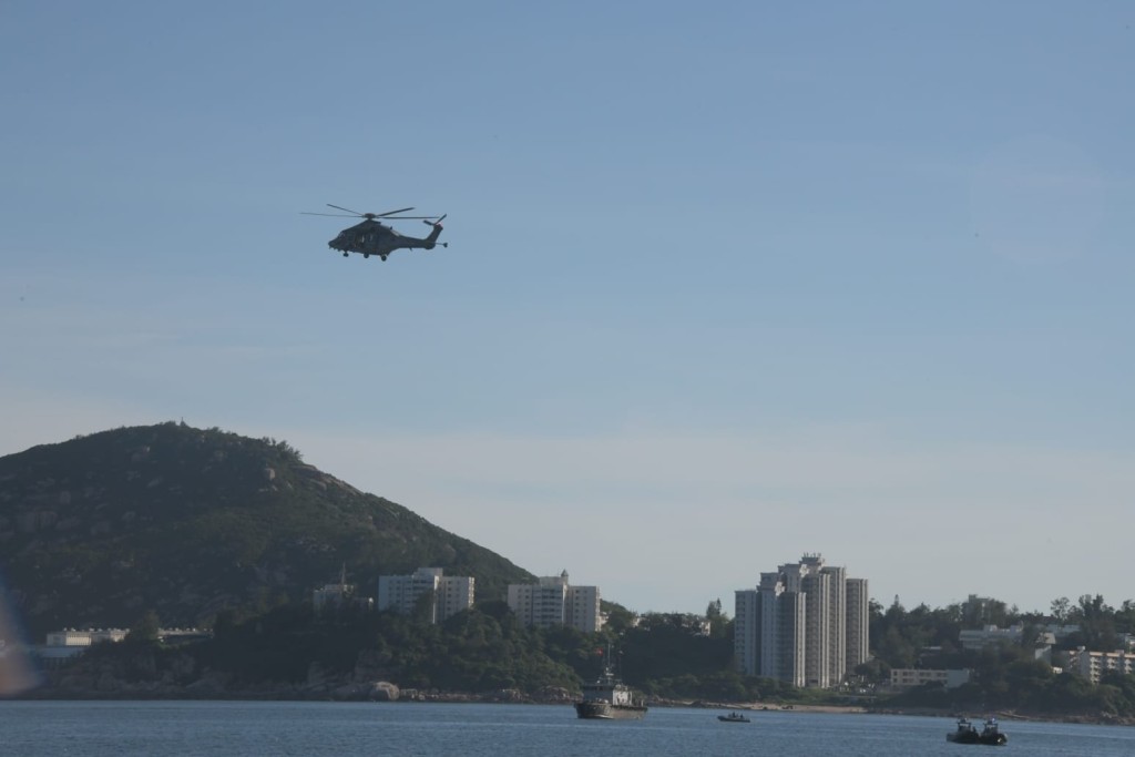 飛行服務隊直升機到場。