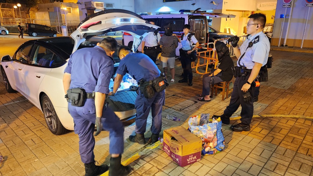 警方在車內搜出大量毒品。黃文威攝