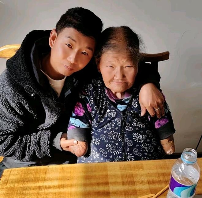 王玉氏与儿子张立虎。
