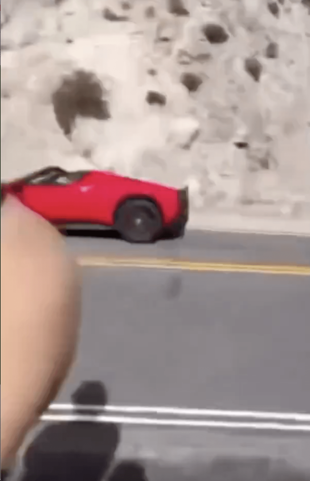 事發時，贊佩拉駕駛著價值約 40 萬美元（約 310 萬港元）的法拉利 296 GTS 超級跑車，在蜿蜒的山路上突然失控偏離車道，衝出隧道後高速撞向路方山坡。