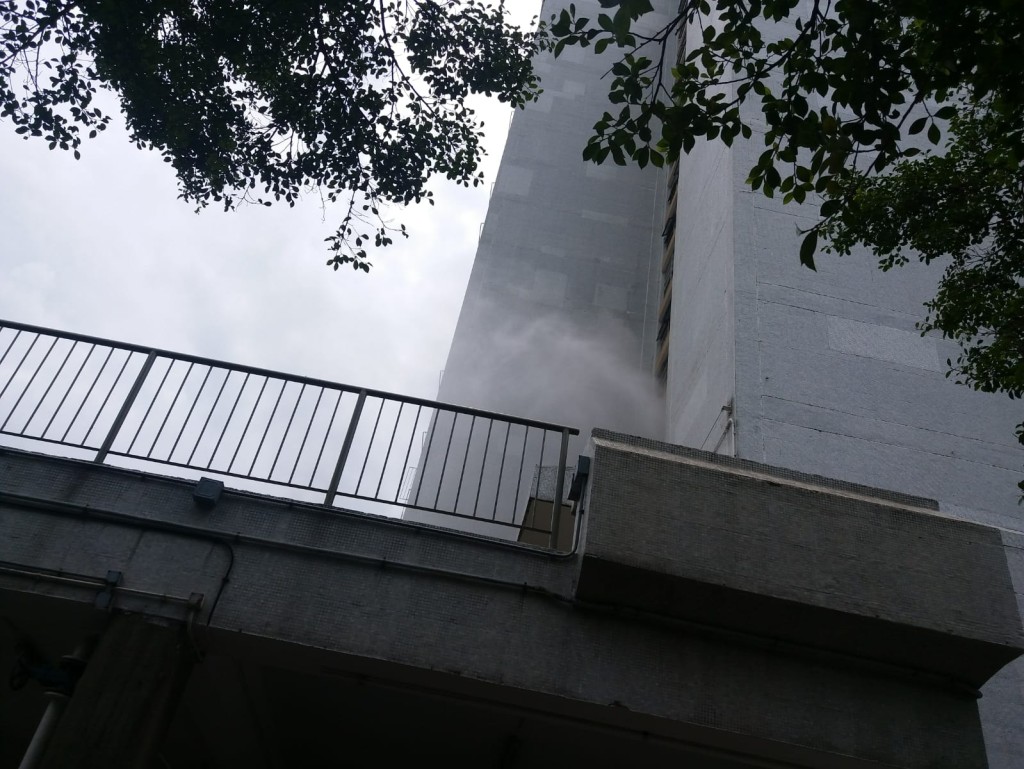 現場冒出濃煙。