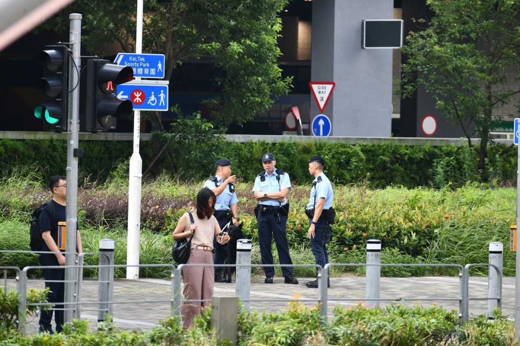 有警員在啟德社區會堂外駐守。 有警員在啟德社區會堂外駐守。