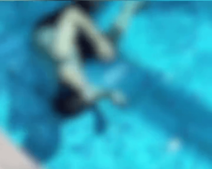 游泳教练开始沉入水中身体抽搐。