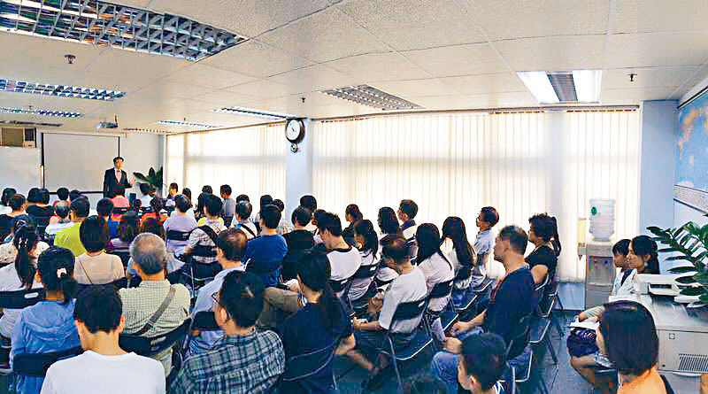 課程滿天飛，以數萬元「拜師」的散戶也大有人在。