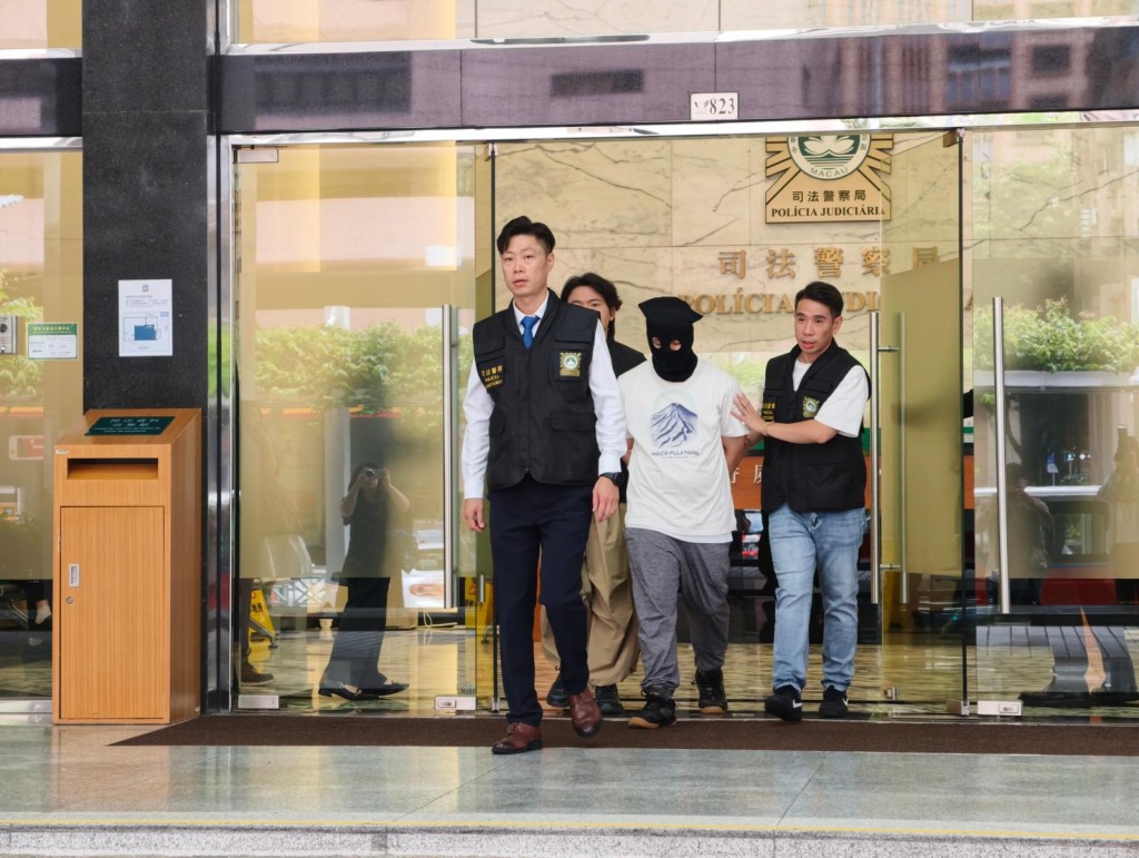澳門一名中六男學生向女老師潑淋通渠水。 澳門一名中六男學生向女老師潑淋通渠水。