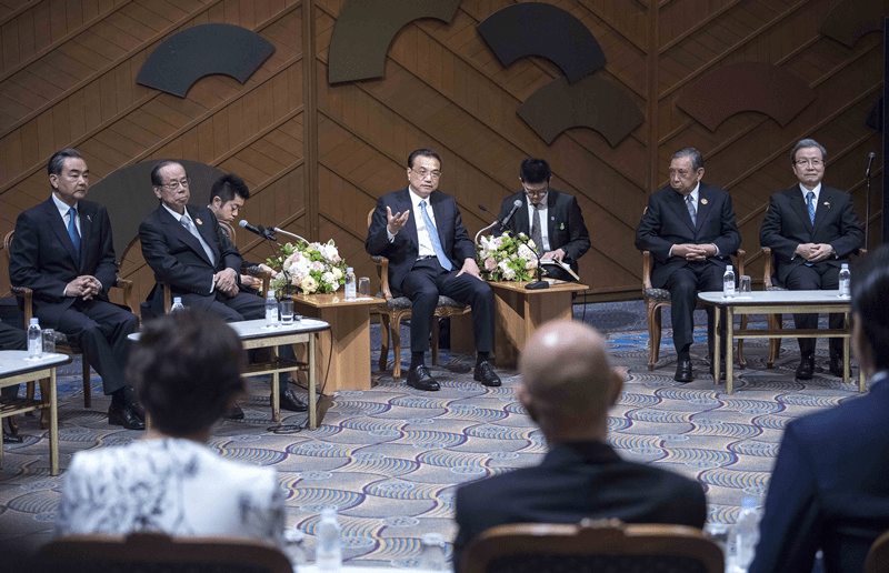 2018年李克强在东京下榻酒店会见日本参与中日和平友好条约缔约进程的日方代表人士及亲属。