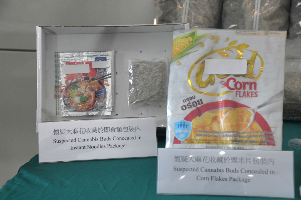 大麻花被收藏于即食面及粟米片包装内。