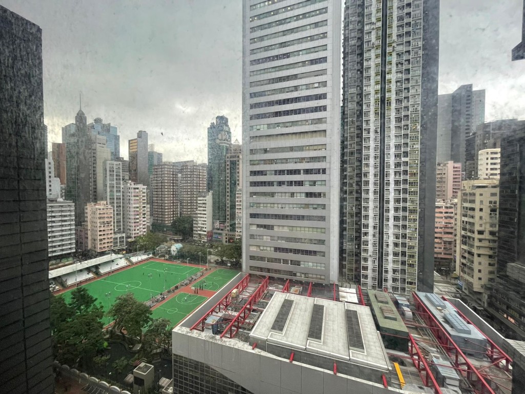 從窗戶對外望,可見灣仔繁榮市景,近看有修頓遊樂場。