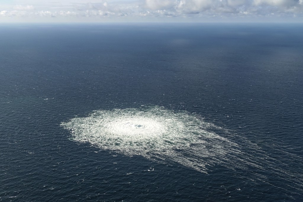 博恩霍爾姆島附近的海域出現氣泡。AP