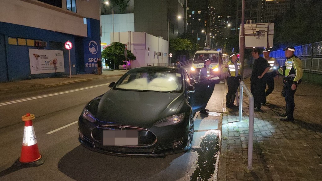 一名15歲少年疑揸「大膽車」，涉兩罪被捕。黎志偉攝