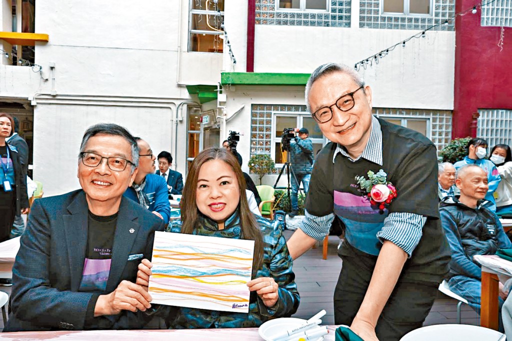 罗淑佩（中）、灵实行政总裁林正财（左）及前食物及衞生局副局长徐德义（右）合照。