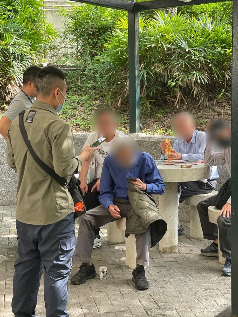 警方以涉嫌“街头聚赌”罪拘捕4名男子。fb“提“葵”警剔”图片