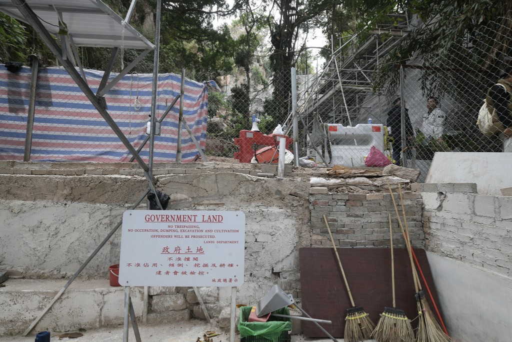 現場豎立了政府土地，不准擅闖的告示牌。