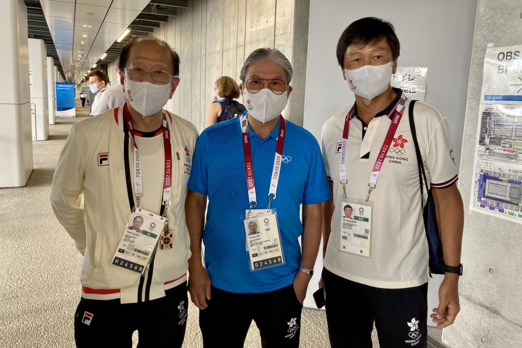 貝鈞奇、霍震霆及楊德強現場支持香港隊。 記者梁柏琛東京直擊