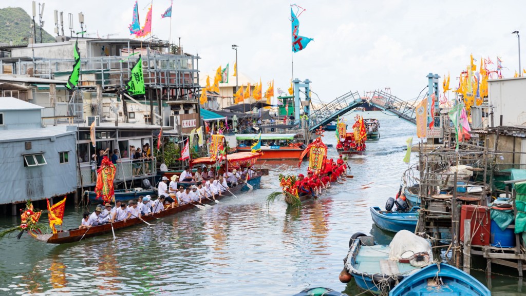離島區的大澳端午龍舟遊涌，參加者可觀賞龍舟遊涌盛況，感受傳統節日的氣氛。政府新聞處