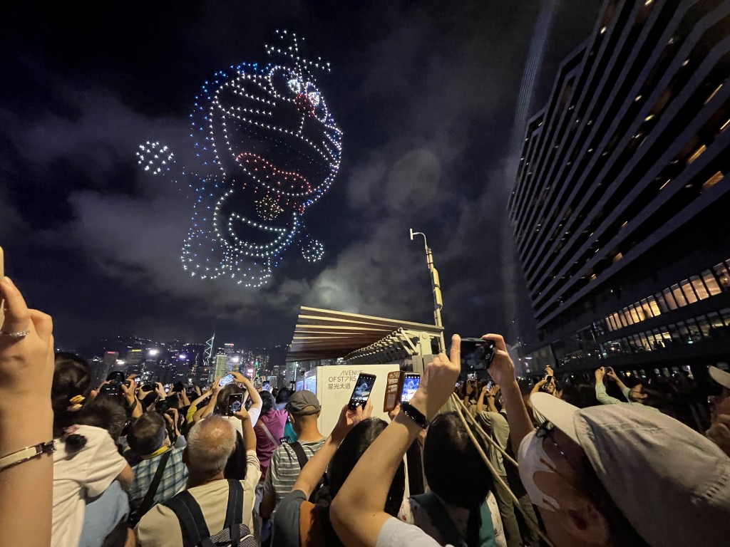 5月25日尖沙咀海濱上演的「多啦A夢」無人機匯演。資料圖片