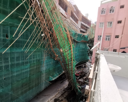 地盤棚架倒塌。