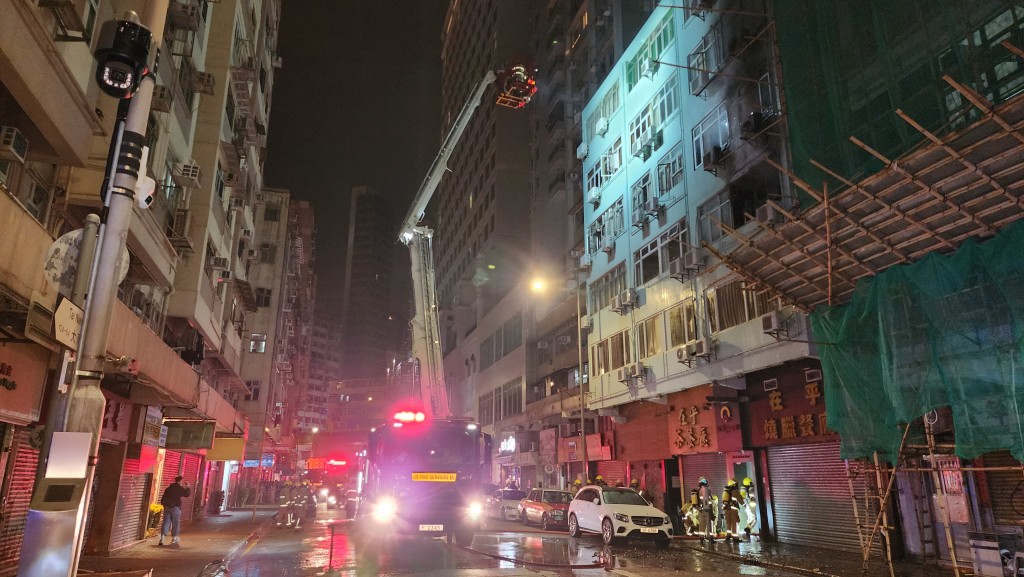 消防架起雲梯灌救。黎志偉攝 消防架起雲梯灌救。黎志偉攝