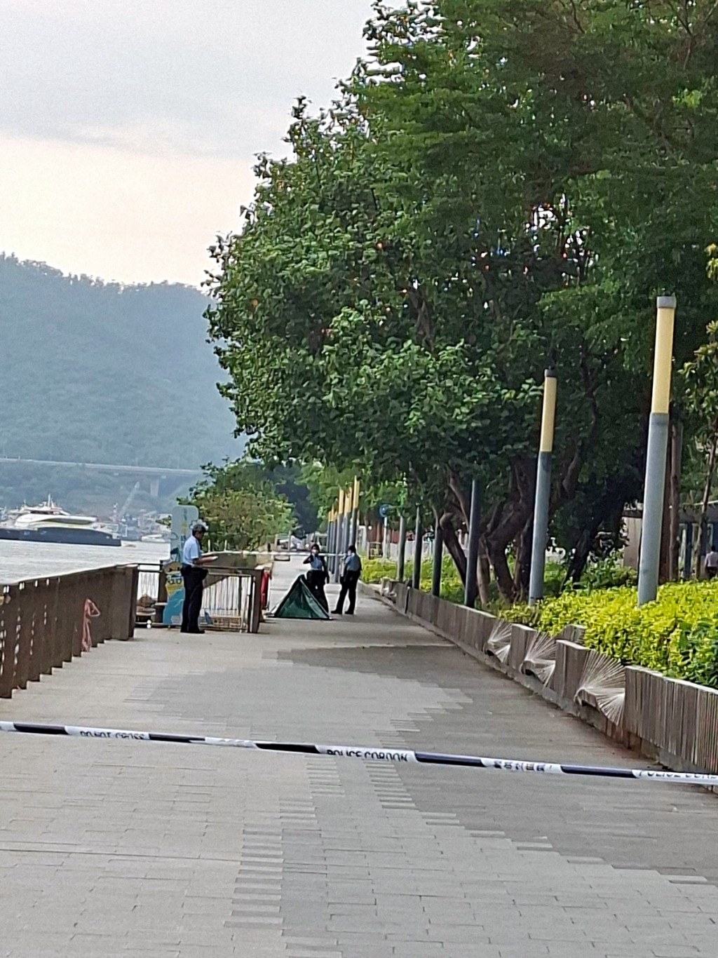 屍體蓋上遮屍帳篷。fb:麗城、西約交流區 - 無過濾版