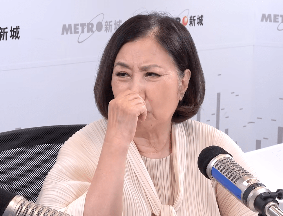 汪明荃被指眼眶泛紅。