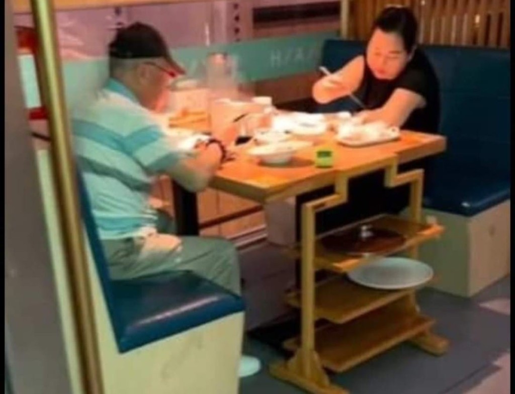 5月18日有网民报料，指在餐厅捕获何伯夫妇撑枱脚叹鸡煲，但二人各有各食零交流。