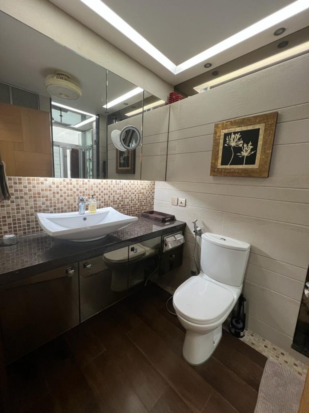浴室附有多面鏡櫃，可擺放個人洗漱用品。