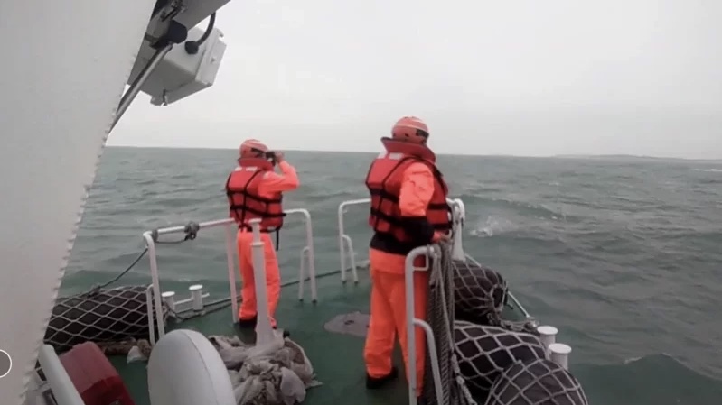 金門海巡隊頂着風浪搜索兩名釣客，後來傳出人被中國海警救起。 金門海巡隊