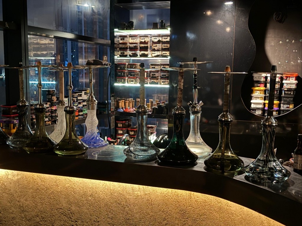署方人員透過放蛇,破獲中環一間樓上酒吧非法容許顧客吸食水煙。 署方人員透過放蛇,破獲中環一間樓上酒吧非法容許顧客吸食水煙。