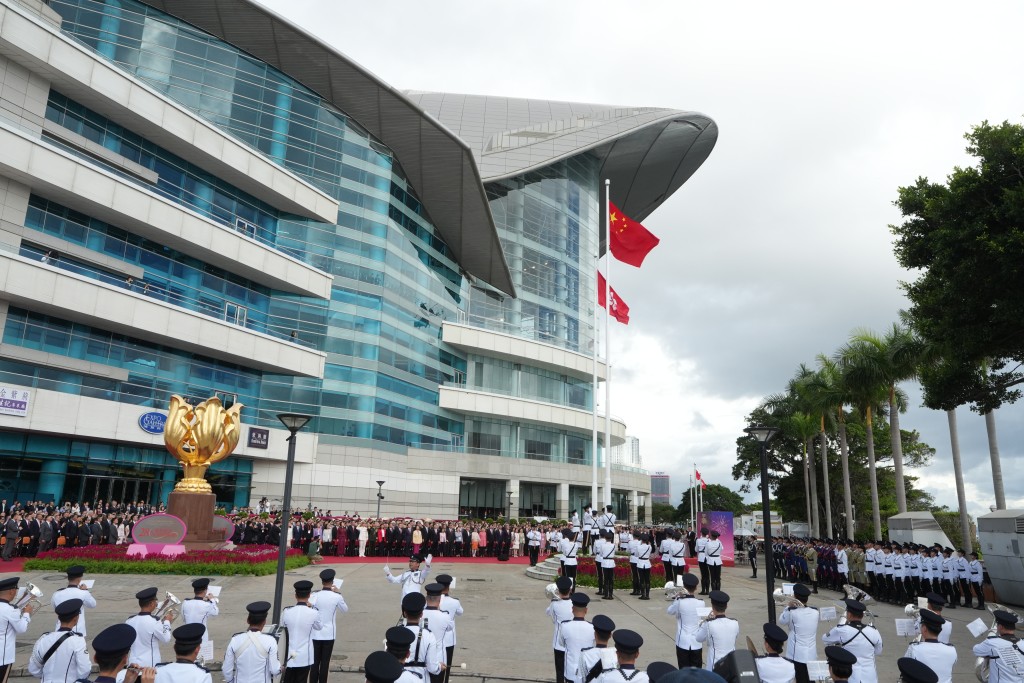 今年7月1日，金紫荊廣場舉行升旗禮，慶祝香港特別行政區成立28周年。