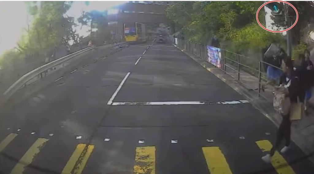 行人過路處的行人燈號為「綠公仔」（紅圈示）。fb車cam L（香港群組）影片截圖