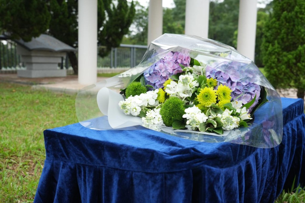 杨向逝者献上鲜花，致以最祟高的敬意和哀思。（杨何蓓茵FB图片）