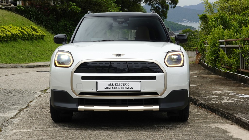 Mini Countryman E純電動SUV香港試駕，車首鬼面罩改成八邊形設計，並備多邊形LED車燈組。