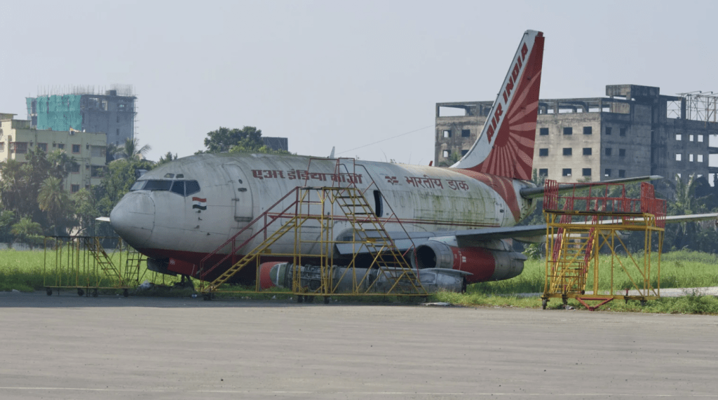 印度航空（Air India）一架「失蹤」了整整13年的波音737-200客機，竟在加爾各答機場偏僻位置被重新發現。X@Trinidade Gois / X@Aviationa2z