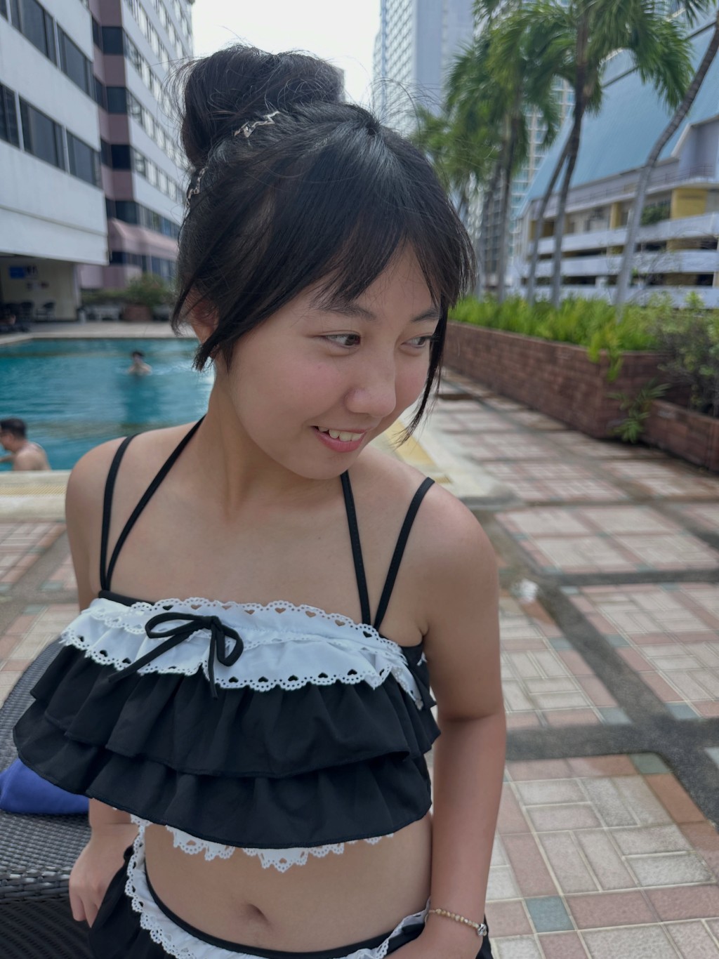 轉眼間已經18歲的楊鎧凝,紮起清爽丸子頭,舉手投足間散發少女活力。 轉眼間已經18歲的楊鎧凝,紮起清爽丸子頭,舉手投足間散發少女活力。