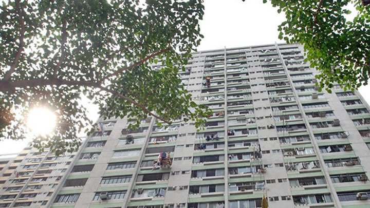 屯門友愛邨愛德樓某單位遭人淋油,警方其後拘捕2名男子涉刑事毁壞。資料圖片