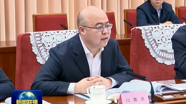 總理李強今年首場座談會，AI新貴Minimax創始人閆俊傑發言。 新聞聯播截圖