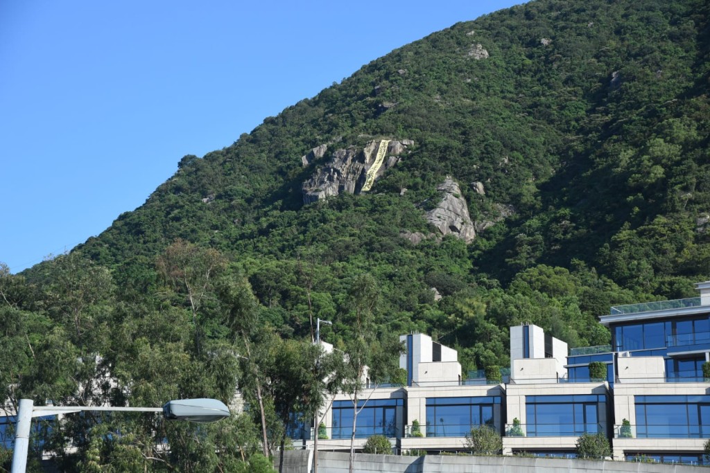 直幡掛於豐力樓對上的畢架山山坡。
