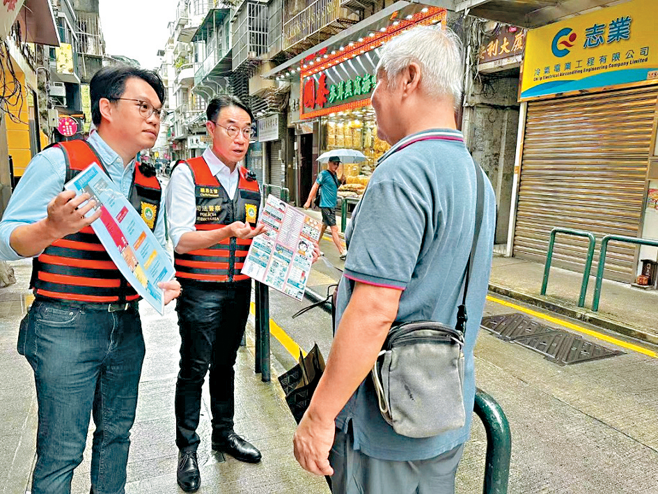 澳門司警到街上向市民呼籲，提前做好防風準備。