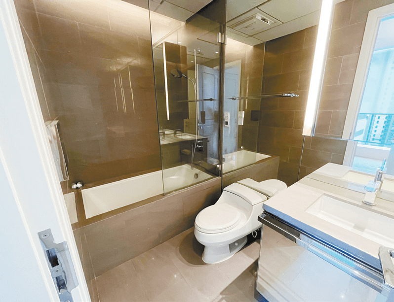 浴室保养良好，采用浴屏分隔沐浴区。